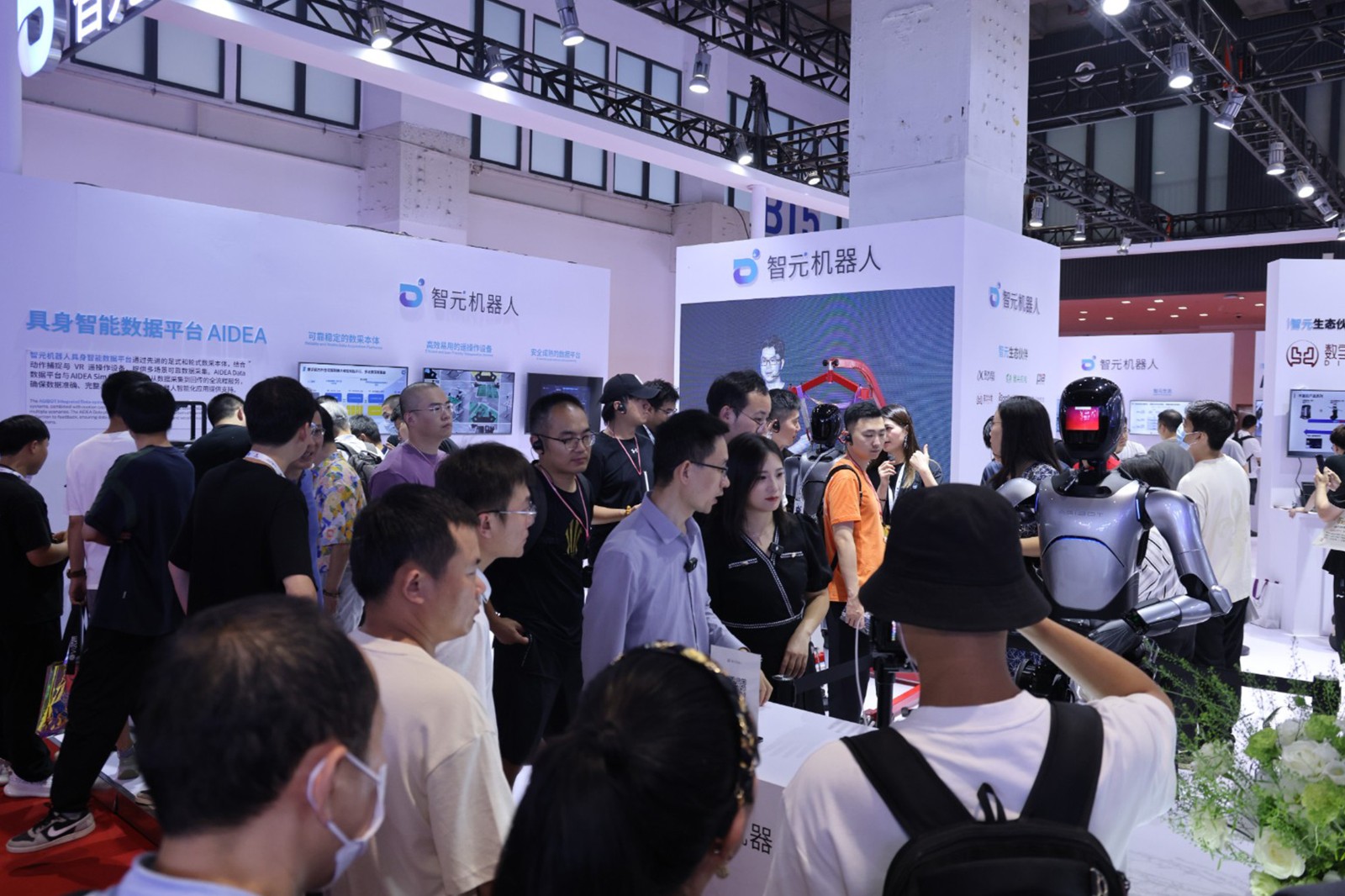 今年会官网在线机器人亮相世界机器人大会WRC