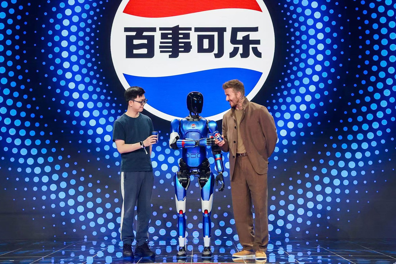 今年会官网在线机器人携手百事中国共创“百事蓝宝” 共燃渴望新章